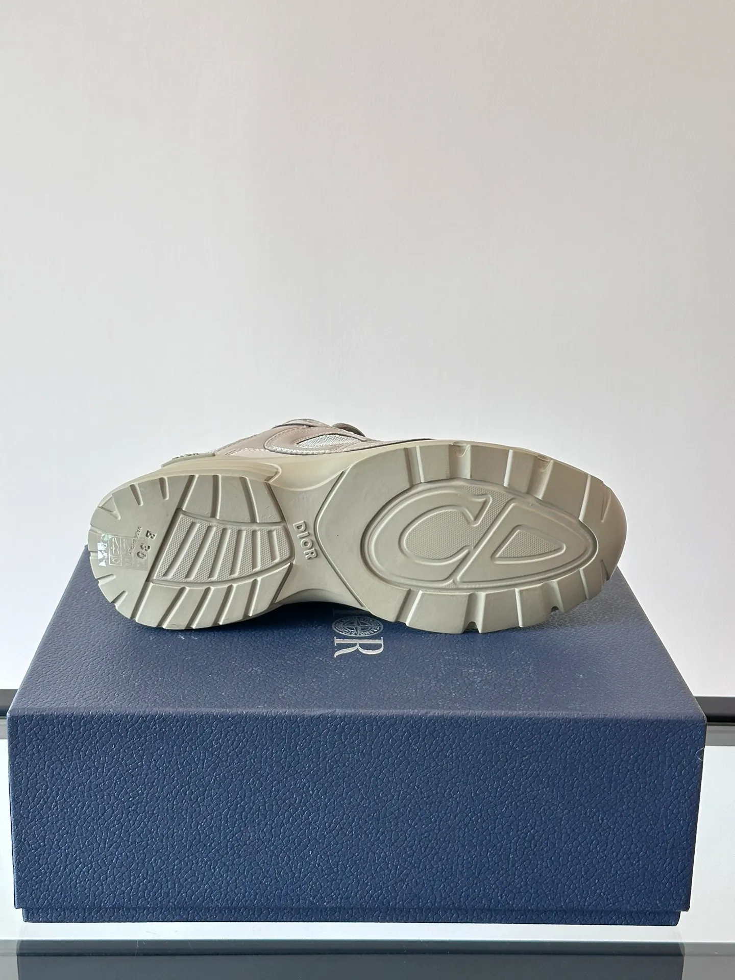 p400《Dio*》Dior B30 series sports shoes, multi-color mesh fabric and multi-color technical fabrics, this season's new B30 low-top sports shoes are one of the flagship styles of the series. Crafted from multicolor mesh and technical fabrics, it's finished with a reflective "CD30" graphic and silver-toned "DIOR B30" and "CD30" logos on the heel and tongue. An extra-light, sculpted rubber sole with signature accents adds style, while internal stretch details create ideal comfort. It can be matched with various casual styles to show a fashionable and modern sports style. Size: 38-44 (45-46 customized)